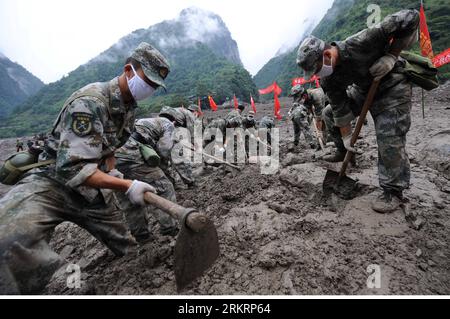 Bildnummer : 58287896 Datum : 27.07.2012 Copyright : imago/Xinhua (120729) -- PÉKIN, 29 juillet 2012 (Xinhua) -- une photo prise le 22 août 2010 montre des soldats, dont la plupart sont nés dans les années 1990, sauvant dans une zone touchée par une coulée de débris à Gongshan, dans la province du Yunnan du sud-ouest de la Chine. Cette année marque le 85e anniversaire de la création de l Armée populaire de libération (APL) qui tombe le 1 août. À mesure qu ' un nombre croissant de jeunes manifestent de l ' intérêt et du désir pour la vie militaire, de plus en plus d ' occasions leur sont offertes d ' acquérir une force physique et d ' acquérir des connaissances dans l ' armée. En 2012, environ 3 Banque D'Images