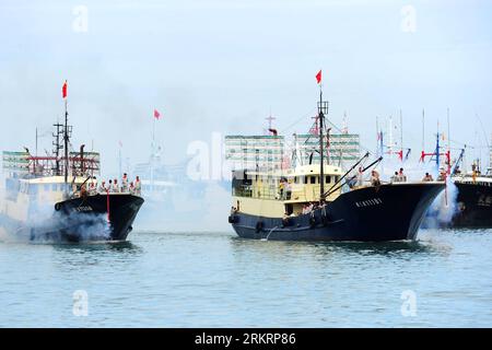 Bildnummer: 58287919  Datum: 29.07.2012  Copyright: imago/Xinhua (120729) -- SANYA, July 29, 2012 (Xinhua) -- Fishermen set off fireworks as a fishing fleet returns to Sanya Port in the southernmost province of Hainan, July 29, 2012, concluding the voyage of casting nets in the South China Sea. The 30-boat fishing fleet left Sanya Port on July 12 and arrived at Yongshu Reef, Zhubi Reef and Meiji Reef of Nansha Islands. (Xinhua/Hou Jiansen) (ry) CHINA-HAINAN-SANYA-FISHING FLEET-RETURN (CN) PUBLICATIONxNOTxINxCHN Gesellschaft Wirtschaft Fischerei Schiff Flotte xda x0x 2012 quer      58287919 Dat Stock Photo