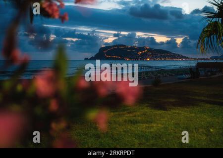 Belle scène de nuit sur la plage d'Alanya en Turquie Banque D'Images
