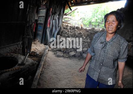 Bildnummer : 58289651 Datum : 30.07.2012 Copyright : imago/Xinhua (120730) -- LINJIANG, 30 juillet 2012 (Xinhua) -- Villager Xie Yugui est vue dans sa maison endommagée dans le village de Baoshan de Liudaogou Township à Linjiang, province de Jilin, au nord-est de la Chine, le 30 juillet 2012. Des pluies continues ont touché plus de 5 500 000 personnes à Linjiang, a déclaré le siège municipal de lutte contre les inondations et de secours contre la sécheresse. Les eaux de crue ont submergé les autoroutes, les berges de la rivière, les ponts et causé la chute de portions de plusieurs routes. Les pertes économiques directes résultant des tempêtes sont estimées à 87,51 millions de yuans (environ 13,71 Banque D'Images