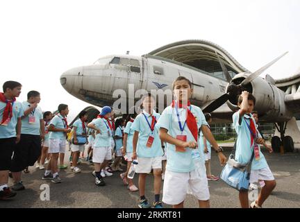 Bildnummer: 58305147  Datum: 03.08.2012  Copyright: imago/Xinhua (120803) -- BEIJING, Aug. 3, 2012 (Xinhua) -- Members of a summer camp visit the Civil Aviation Museum in Beijing, capital of China, Aug. 3, 2012. Organized by China Civil Aviation Science Popularization Foundation and Chinese Young Pioneers Business Development Center, 38 young students of ethnic groups from Xinjiang Uygur Autonomous Region and Tibet Autonomous Region joined in a summer camp to visit Beijing and feel the culture and the development of aviation science. (Xinhua/Li Fangyu) (zhs) CHINA-BEIJING-CHILDREN-SUMMER CAMP Stock Photo