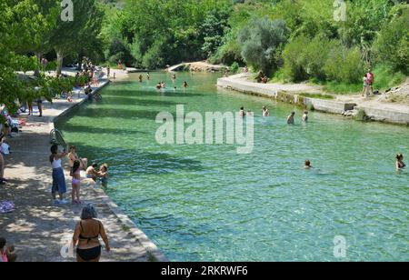 Piscine naturelle de Parrizal de Beceite située dans la région de la province de Matarraña de Teruel, Aragon, Espagne Banque D'Images