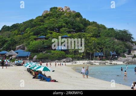 Bildnummer : 58319612 Datum : 07.08.2012 Copyright : imago/Xinhua (120807) -- CHONGQING, 7 août 2012 (Xinhua) -- les touristes se reposent sur une plage de Koh Nang Yuan en Thaïlande, 31 juillet 2012. Des dizaines de milliers de touristes viennent sur les îles de Thaïlande pour profiter de leur été. (Xinhua/Liu Chan) (zw) THAILAND-ISLANDS-TOURISM PUBLICATIONxNOTxINxCHN Reisen Gesellschaft Urlaub Strand xbs x0x 2012 quer 58319612 Date 07 08 2012 Copyright Imago XINHUA Chongqing août 7 2012 XINHUA touristes se reposent SUR une plage SUR Koh Nang Yuan dans le pays thaïlandais juillet 31 2012 des dizaines de milliers de touristes viennent dans les îles S du pays thaïlandais Banque D'Images