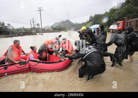 Bildnummer : 58325410 Datum : 08.08.2012 Copyright : imago/Xinhua (120809) -- LISHUI, 9 août 2012 (Xinhua) -- les sauveteurs évacuent les inondations piégées dans la ville de Dongfang du comté de Jinyun dans la ville de Lishui, province du Zhejiang dans l'est de la Chine, 8 août 2012. Le typhon Haikui a atterri dans la ville de Hepu, dans le comté de Xiangshan de Zhejiang mercredi, apportant de fortes pluies inondant les routes et les villages dans de nombreux endroits de la province. (Xinhua/Xu Xiaofeng) (wjq) CHINA-ZHEJIANG-TYPHOON HAIKUI-EVACUATION (CN) PUBLICATIONxNOTxINxCHN Gesellschaft Wetter Unwetter Regen Starkregen Dauerregen Hochwasser Rettungskräfte Rettung evakuieren Banque D'Images