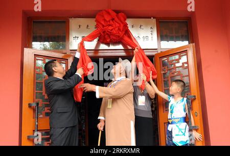 Bildnummer : 58325178 Datum : 08.08.2012 Copyright : imago/Xinhua (120808) -- QAPQAL, 8 août 2012 (Xinhua) -- les invités se joignent à la cérémonie de dévoilement du Musée chinois de la culture de l'arc et de la flèche dans le comté autonome de Xibe de Qapqal dans la région autonome ouygure du Xinjiang, le 8 août 2012. Le Musée chinois de la culture de l'arc et des flèches, revendiqué comme le premier du genre en Chine, a été inauguré mercredi à Qapqal du Xinjiang. (Xinhua/Sadat) (llp) CHINE-XINJIANG-MUSÉE DE LA CULTURE DE L'ARC ET DE LA FLÈCHE-INAUGURATION (CN) PUBLICATIONxNOTxINxCHN Gesellschaft Museum Ausstellung Pfeil und Bogen Kul Banque D'Images