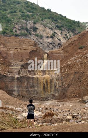 Bildnummer : 58331862 Datum : 10.08.2012 Copyright : imago/Xinhua (120810) -- DAISHAN, 10 août 2012 (Xinhua) -- un homme se tient devant le barrage de collecte d'eau de pluie effondré du réservoir de Shenjiakeng dans le comté de Daishan, province de Zhejiang dans l'est de la Chine, 10 août 2012. Le nombre de morts suite à une inondation qui s'est produite vendredi matin après la brèche du réservoir de Shenjiakeng a augmenté à dix, ont déclaré les sauveteurs locaux. L'inondation a également blessé 27 personnes. Zhejiang a été frappé par des pluies torrentielles au cours des derniers jours avec l'arrivée du typhon Haikui, qui a atterri dans la province tôt mercredi matin. ( Banque D'Images