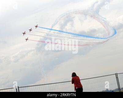 Bildnummer : 58333578 Datum : 10.08.2012 Copyright : imago/Xinhua (120810) -- MOSCOU, 10 août 2012 (Xinhua) -- l'équipe de voltige Red Arrows du Royaume-Uni se produit lors d'un spectacle aérien à Zhukovsky, près de Moscou, Russie, le 10 août 2012, pour célébrer le 100e anniversaire de la force aérienne russe. (Xinhua/Jiang Kehong) RUSSIA-AIR FORCE-FLIGHT SHOW PUBLICATIONxNOTxINxCHN Politik Militär Luftwaffe Jubiläum 100 Jahre Flugzeug Flugschau Kunstflugstaffel xjh x0x premiumd 2012 quer 58333578 Date 10 08 2012 Copyright Imago XINHUA Moscou août 10 2012 XINHUA les flèches rouges Aerobat Banque D'Images