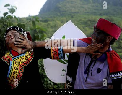 Bildnummer : 58334996 Datum : 10.08.2012 Copyright : imago/Xinhua (120811) -- BAISE, 11 août 2012 (Xinhua) -- du groupe ethnique Yi se saluent lors d'une cérémonie pour célébrer le festival de la flamme au village de Zhoubang de la ville de baise, région autonome de Guangxi Zhuang, sud-ouest de la Chine, le 10 août 2012. La fête de la flamme, qui tombe le 24 juin selon le calendrier lunaire de la nationalité Yi chaque année, est la fête traditionnelle la plus importante du peuple Yi. (Xinhua/Luo Zhiken) (ry) CHINA-GUANGXI-YI ETHNIC GROUP-TORCH FESTIVAL (CN) PUBLICATIONxNOTxINxCHN Gesellschaft Land Leute Volksgr Banque D'Images