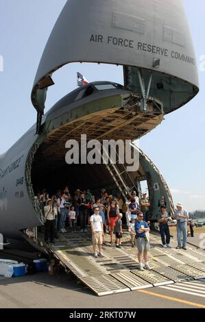 Bildnummer : 58338144 Datum : 11.08.2012 Copyright : imago/Xinhua (120811) -- ABBOTSFORD, 11 août 2012 (Xinhua) -- Une US Air Force C-5 Galaxy est exposée au 50e anniversaire du salon aéronautique d'Abbotsford le 10 août 2012 à Abbotsford, en Colombie-Britannique, au Canada. (Xinhua/Sergei Bachlakov) CANADA-ABBOTSDORD-AIRSHOW PUBLICATIONxNOTxINxCHN Gesellschaft Militär Flugschau Flugzeug x2x xst 2012 hoch o0 Militärflugzeug Transportflugzeug C5 o00 Bugklappe 58338144 Date 11 08 2012 Copyright Imago XINHUA Abbotsford août 11 2012 XINHUA a US Air Force C 5 Galaxy EST exposé AU 50e anniversaire Abbotsford Airshow ON Banque D'Images