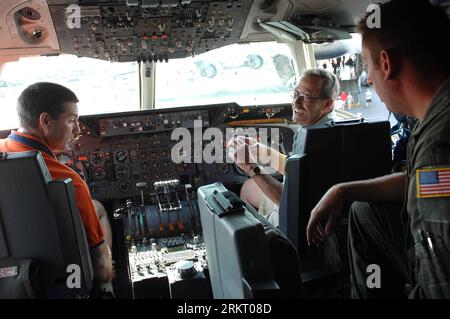 Bildnummer : 58338143 Datum : 11.08.2012 Copyright : imago/Xinhua (120811) -- ABBOTSFORD, 11 août 2012 (Xinhua) -- visitez le cockpit d'un avion lourd KC-135 Stratotanker au 50e anniversaire du salon aéronautique d'Abbotsford, le 10 août 2012 à Abbotsford, en Colombie-Britannique, au Canada. (Xinhua/Sergei Bachlakov) CANADA-ABBOTSDORD-AIRSHOW PUBLICATIONxNOTxINxCHN Gesellschaft Militär Flugschau Flugzeug x2x xst 2012 quer o0 Militärflugzeug KC135 58338143 Date 11 08 2012 Copyright Imago XINHUA Abbotsford août 11 2012 XINHUA visite du cockpit d'un avion lourd KC 135 Strato Tankers AU 50e anniversaire du salon aéronautique d'Abbotsford O Banque D'Images