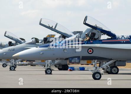 Bildnummer: 58338140  Datum: 11.08.2012  Copyright: imago/Xinhua (120811) -- ABBOTSFORD, Aug. 11, 2012 (Xinhua) -- Captain Patrick Paco gets ready to fly a CF-18 Hornet at the 50th anniversary Abbotsford Airshow on Aug. 10, 2012 in Abbotsford, BC, Canada. (Xinhua/Sergei Bachlakov) CANADA-ABBOTSDORD-AIRSHOW PUBLICATIONxNOTxINxCHN Gesellschaft Militär Flugschau Flugzeug x2x xst 2012 quer o0 Militärflugzeug Kampfjet Cf18     58338140 Date 11 08 2012 Copyright Imago XINHUA  Abbotsford Aug 11 2012 XINHUA Captain Patrick Paco GETS Ready to Fly a CF 18 Hornet AT The 50th Anniversary Abbotsford Airsho Stock Photo