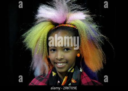 Bildnummer : 58338139 Datum : 11.08.2012 Copyright : imago/Xinhua (120812) -- JOHANNESBURG, 12 août 2012 (Xinhua) -- Une enfant présente ses cheveux à Africa International Hair Extravaganza à Johannesburg, Afrique du Sud, le 11 août 2012. L’Africa International Hair Extravaganza, d’une durée de deux jours, vise à permettre aux femmes d’accéder aux dernières tendances en matière de cheveux, de produits, d’accessoires et de bonnes affaires, mais offre également des opportunités à l’industrie capillaire de présenter, éduquer, inspirer et afficher leurs talents au sein de l’industrie. (Xinhua/Li Qihua) (cl) AFRIQUE DU SUD-JOHANNESBURG-AFRIQUE INTERNATIONAL HAIR EXTRAVAGANZA pu Banque D'Images