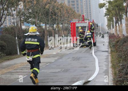 Bildnummer : 58351263 Datum : 15.08.2012 Copyright : imago/Xinhua (120815) -- HEFEI, 15 août 2012 (Xinhua) -- la photo de fichier prise le 24 février 2011 montre mes collèges participant à un exercice de lutte contre les incendies à Hefei, capitale de la province de l'Anhui dans l'est de la Chine. Je m’appelle Gao Shengliang et je suis né en 1989. Actuellement, je travaille comme pompier dans les pompiers du district de Binhu dans la ville de Hefei. Il y a deux ans, j'ai présenté une demande d'adhésion au Parti communiste chinois (PCC). J'ai été approuvé comme membre stagiaire du PCC le 1 juillet 2011, jour du 90e anniversaire de la fondation du PCC. Tous les jours mon Banque D'Images