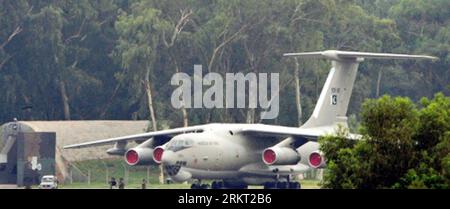 Bildnummer : 58355162 Datum : 16.08.2012 Copyright : imago/Xinhua (160812) -- KAMRA, 16 août 2012 (Xinhua) -- Un avion de transport Lockheed C-130 Hercules de l'armée de l'air pakistanaise est vu à la base de Minhas de la PAF après une attaque de la base par des militants dans le nord-ouest du Pakistan, Kamra, le 16 août 2012. Au moins 10 personnes ont été tuées et trois autres blessées dans une attaque de base aérienne jeudi matin au Pakistan, ont rapporté les médias locaux. (Xinhua/Stringer) (zyw) PAKISTAN-KAMRA-AIRBASE-ATTACK PUBLICATIONxNOTxINxCHN Gesellschaft Militär Anschlag Luftwaffenstützpunkt Flugzeug Transportflugzeug xjh x0x premiumd 2012 q Banque D'Images