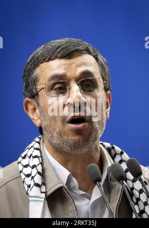 Bildnummer: 58358967  Datum: 17.08.2012  Copyright: imago/Xinhua (120817) -- TEHRAN, Aug. 17, 2012 (Xinhua) -- Iranian President Mahmoud Ahmadinejad addresses a crowd gathered at Tehran University at the end of the annual Quds (Jerusalem) Day rally in Tehran, Iran, Aug. 17, 2012. Hundreds of thousands of Iranians across the country rallied on Quds Day to express solidarity with the Palestinians and condemnation on Israel for its occupation of Jerusalem. (Xinhua/Ahmad Halabisaz) (zyw) IRAN-TEHRAN-AHMADINEJAD-SPEECH PUBLICATIONxNOTxINxCHN People Politik Porträt Jerusalemtag al quds x0x xst premi Stock Photo