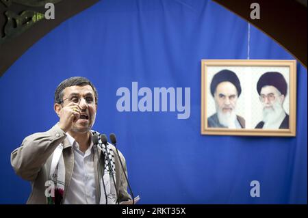 Bildnummer : 58358968 Datum : 17.08.2012 Copyright : imago/Xinhua (120817) -- TÉHÉRAN, 17 août 2012 (Xinhua) -- le président iranien Mahmoud Ahmadinejad s'adresse à une foule rassemblée à l'Université de Téhéran à la fin du rassemblement annuel de la Journée Qods (Jérusalem) à Téhéran, Iran, le 17 août 2012. Des centaines de milliers d'Iraniens à travers le pays se sont rassemblés le jour de Qods pour exprimer leur solidarité avec les Palestiniens et condamner Israël pour son occupation de Jérusalem. (Xinhua/Ahmad Halabisaz) (zyw) IRAN-TÉHÉRAN-AHMADINEJAD-SPEECH PUBLICATIONxNOTxINxCHN People Politik Porträt Jerusalemtag al quds x0x xst premi Banque D'Images