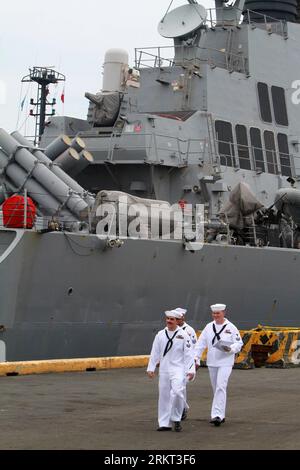 Bildnummer: 58361329  Datum: 18.08.2012  Copyright: imago/Xinhua (120818) -- MANILA, Aug. 18, 2012 (Xinhua) -- Members of the US Navy walks past the USS Milius (DDG-69) at the south harbor in Manila, the Philippines on Aug. 18, 2012. The Aegis guided missile destroyer will dock at the harbor for a four-day visit. (Xinhua/Rouelle Umali) PHILIPPINES-USS MILIUS PUBLICATIONxNOTxINxCHN Gesellschaft Militär Marine Schiff Kriegsschiff Soldat Matrose xda x0x 2012 hoch      58361329 Date 18 08 2012 Copyright Imago XINHUA  Manila Aug 18 2012 XINHUA Members of The U.S. Navy Walks Past The USS Milius DDG Stock Photo