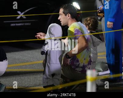 Sam Wald, mari de l'astronaute de la NASA Jasmin Moghbeli, attend avec leurs filles jumelles Zelda et Estelle, alors que les astronautes montent à bord d'un vaisseau spatial Crew Dragon qui sera lancé par un SpaceX Falcon 9 depuis le Kennedy Space Center de la NASA, en Floride, le samedi 26 août 2023. Parmi les quatre astronautes qui seront lancés à bord du Crew-7 figurent Moghbeli, qui sera le commandant de la mission, Satoshi Furukawa de l'Agence japonaise d'exploration aérospatiale, l'astronaute danois Andreas Mogensen, représentant l'Agence spatiale européenne, et le cosmonaute russe Konstantin Borisov. Photo de Pat Benic/UPI crédit : UPI/Alamy Banque D'Images