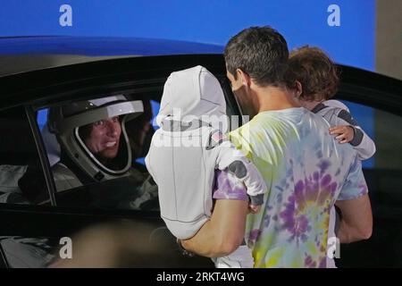 L'astronaute de la NASA Jasmin Moghbeli parle à son mari Sam Wald et à ses filles jumelles Zelda et Estelle, alors qu'elle et d'autres membres de l'équipage se préparent à monter à bord d'un vaisseau spatial Crew Dragon qui sera lancé par un SpaceX Falcon 9 depuis le Kennedy Space Center de la NASA, en Floride, le samedi 26 août 2023. Parmi les quatre astronautes qui seront lancés à bord du Crew-7 figurent Moghbeli, qui sera le commandant de la mission, Satoshi Furukawa de l'Agence japonaise d'exploration aérospatiale, l'astronaute danois Andreas Mogensen, représentant l'Agence spatiale européenne, et le cosmonaute russe Konstantin Borisov. Photo de Pat Benic/UPI crédit : UPI/ Banque D'Images