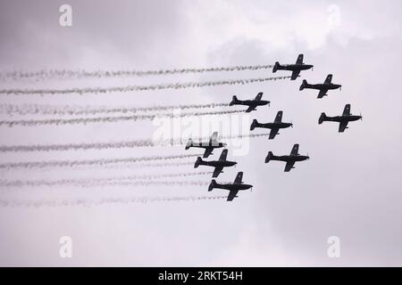 Bildnummer : 58371113 Datum : 21.08.2012 Copyright : imago/Xinhua (120822) -- ZUMPANGO, 22 août 2012 (Xinhua) -- les avions de l'armée de l'air mexicaine prennent part à une pratique générale pour le deuxième spectacle aérien appelé la Grande force du Mexique à Zumpango, Mexique, le 21 août 2012. Le spectacle aura lieu à la base aérienne numéro un dans la municipalité de Santa Lucia, le 25 août. (Xinhua/Rodrigo Oropeza) (ro) (da) (sp) (syq) MEXICO-ZUMPANGO-PRACTICE PUBLICATIONxNOTxINxCHN Gesellschaft Militär Luftwaffe Militärübung xjh x0x 2012 quer 58371113 Date 21 08 2012 Copyright Imago XINHUA août 22 2012 XINHUA MEXICAN Air Banque D'Images