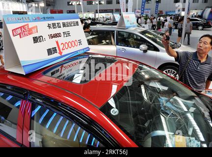 Bildnummer : 58372809 Datum : 22.08.2012 Copyright : imago/Xinhua (120822) -- QINGDAO, 22 août 2012 (Xinhua) -- Un visiteur prend des photos d'un tableau de promotion des ventes lors de l'exposition de l'industrie automobile du Shandong 2012 tenue à Qingdao, province du Shandong dans l'est de la Chine, le 22 août 2012. L'exposition automobile a débuté mercredi au Qingdao International exposition Center. Le nombre de véhicules immatriculés dans le Shandong a dépassé les 20 millions jusqu'à la fin de 2011. (Xinhua/Li Ziheng) (mcg) CHINA-SHANDONG-QINGDAO-AUTO SHOW (CN) PUBLICATIONxNOTxINxCHN Wirtschaft Autoindustrie Messe automesse xjh x0x 20 Banque D'Images