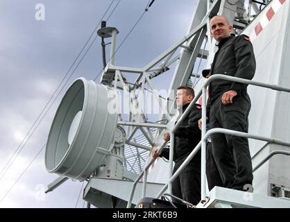 Bildnummer : 58384256 Datum : 25.08.2012 Copyright : imago/Xinhua (120825) -- HMCS ST. JOHN S, 25 août 2012 (Xinhua) -- des marins de la Marine canadienne sont vus à bord du navire canadien de sa Majesté (NCSM) St. John s, frégate de la classe Halifax, lors de l’opération Nanook à la baie d’Hudson près de Churchill, au Manitoba, le 24 août 2012. La sixième opération annuelle, à laquelle participaient 1 250 membres des Forces canadiennes, visait à accroître la capacité du Canada de défendre ses territoires nordiques, y compris une vaste partie de la région arctique. (Xinhua/Zhang Dacheng) (srb) CANADA-NAVY-OPERATION-NANOOK 2012 PUBLICATIONxNOTxINxCHN Politik Militär M Banque D'Images