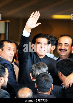 Bildnummer : 58391508 Datum : 27.08.2012 Copyright : imago/Xinhua le Premier ministre pakistanais Raja Pervez Ashraf (C) annonce son arrivée à la Cour suprême à Islamabad, capitale du Pakistan, le 27 août 2012. (Xinhua/Zeeshan Niazi) (zf) PAKISTAN-PM-TOP COURT PUBLICATIONxNOTxINxCHN People Politik xjh x1x premiumd 2012 hoch Highlight 58391508 Date 27 08 2012 Copyright Imago XINHUA le Premier ministre pakistanais Raja Pervez Ashraf salue son arrivée À la Cour suprême à Islamabad capitale du Pakistan LE 27 2012 août XINHUA Niazi ZF Pakistan PM Top court PUBLICATIONxNOTxINxCHN célébrités Banque D'Images