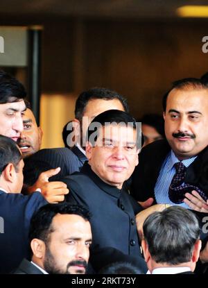 Bildnummer : 58391503 Datum : 27.08.2012 Copyright : imago/Xinhua le Premier ministre pakistanais Raja Pervez Ashraf (C) est vu à son arrivée à la Cour suprême à Islamabad, capitale du Pakistan, le 27 août 2012. (Xinhua/Zeeshan Niazi) (zf) PAKISTAN-PM-TOP COURT PUBLICATIONxNOTxINxCHN People Politik xjh x1x premiumd 2012 hoch 58391503 Date 27 08 2012 Copyright Imago XINHUA les premiers ministres pakistanais Raja Pervez Ashraf C EST Lacs À son arrivée À la Cour suprême à Islamabad capitale du Pakistan LE 27 2012 août XINHUA Niazi ZF Pakistan PM Top court PUBLICATIONxNOTxINxCHN célébrités poli Banque D'Images