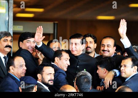 Bildnummer: 58391505  Datum: 27.08.2012  Copyright: imago/Xinhua Pakistani Prime Minister Raja Pervez Ashraf (C) waves upon his arrival at the Supreme Court in Islamabad, capital of Pakistan, on Aug. 27, 2012.  (Xinhua/Zeeshan Niazi) (zf) PAKISTAN-PM-TOP COURT PUBLICATIONxNOTxINxCHN People Politik xjh x1x premiumd 2012 quer     58391505 Date 27 08 2012 Copyright Imago XINHUA Pakistani Prime Ministers Raja Pervez Ashraf C Waves UPON His Arrival AT The Supreme Court in Islamabad Capital of Pakistan ON Aug 27 2012 XINHUA  Niazi ZF Pakistan PM Top Court PUBLICATIONxNOTxINxCHN Celebrities politics Stock Photo