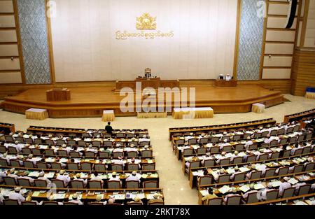 Bildnummer : 58393314 Datum : 04.07.2012 Copyright : imago/Xinhua (120827) -- NAY PYI TAW, 27 août 2012 (Xinhua) -- des représentants assistent à la 4e session du Parlement bicaméral du Myanmar à Nay Pyi Taw, capitale du Myanmar, le 4 juillet 2012. Le Parlement du Myanmar a adopté une résolution en session de lundi par vote secret 447-168 en faveur d'une proposition, exhortant le tribunal constitutionnel de neuf membres à admettre et à publier une déclaration qu'il avait donné par erreur un verdict définissant les commissions formées par le Parlement, commissions et organisations non pas les organisations de niveau syndical (central) en vertu de la constitution Banque D'Images