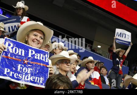 Bildnummer: 58399031  Datum: 28.08.2012  Copyright: imago/Xinhua Supporters of Ron Paul and Mitt Romney during nomination of the presidential candidate at the Republican National Convention at the Tampa Bay Times Forum in Tampa, Aug. 28, 2012.(Xinhua/Fang Zhe) USA  PUBLICATIONxNOTxINxCHN Politik USA Parteitag Republikaner RNC  Totale xdp x2x premiumd 2012 quer o0 Präsidentschaftskandidatur  Nominierung Nominierungsparteitag Kandidatur     58399031 Date 28 08 2012 Copyright Imago XINHUA Supporters of Ron Paul and Mitt Romney during Nomination of The Presidential Candidate AT The Republican Nati Stock Photo