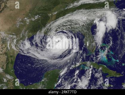 Bildnummer : 58399021 Datum : 28.08.2012 Copyright : imago/Xinhua (120828) - WASHINGTON D.C., 28 août 2012 (Xinhua) -- cette image visible de la tempête tropicale Isaac prise par le satellite GOES-13 de la NOAA montre l'étendue énorme de la tempête, où les nuages les plus à l'est se trouvent au-dessus des Carolines et les nuages les plus à l'ouest balayent l'est du Texas. La tempête tropicale Isaac est devenue un ouragan de catégorie 1 mardi, approchant la côte nord du golfe, a déclaré le National Hurricane Center des États-Unis à Miami, en Floride. L'image a été prise le mardi 28 août 2012 à 10:25 h HAE. (Xinhua/NASA GOES Project) États-Unis Banque D'Images