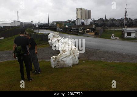 Bildnummer: 58400707  Datum: 28.08.2012  Copyright: imago/Xinhua (120829) -- NEW ORLEANS, Aug. 29, 2012 (Xinhua) -- Residents talk near sandbags before Hurricane Isaac makes landfall in New Orleans, the United States, Aug. 28, 2012. Hurricane Isaac made landfall in southeastern U.S. state of Louisiana late Tuesday, paving its way alongside the northern Gulf Coast, according to the U.S. National Hurricane Center. (Xinhua/Marcus DiPaola) U.S.-NEW ORLEANS-ISAAC-LANDFALL PUBLICATIONxNOTxINxCHN Gesellschaft Unwetter Sturm x0x xdd premiumd 2012 quer      58400707 Date 28 08 2012 Copyright Imago XINH Stock Photo