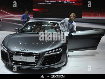 Bildnummer: 58404355  Datum: 29.08.2012  Copyright: imago/Xinhua (120829) -- MOSCOW, Aug. 29, 2012 (Xinhua) -- A visitor experiences a car during the Moscow International Automobile Salon in Moscow, Russia, Aug. 29, 2012. The 12-day salon opened here on Wednesday. Audi R8 V10 plus Spyder (Xinhua) RUSSIA-MOSCOW-INTERNATIONAL AUTOMOBILE SALON PUBLICATIONxNOTxINxCHN Wirtschaft Automobilindustrie Autoausstellung Auto Messe x2x xgw premiumd 2012 quer o0 Objekte o00 Audi, R8 V10 R 8 V 10     58404355 Date 29 08 2012 Copyright Imago XINHUA  Moscow Aug 29 2012 XINHUA a Visitor Experiences a Car during Stock Photo