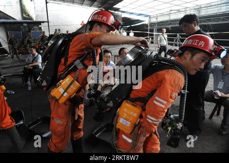 Bildnummer : 58406463 Datum : 30.08.2012 Copyright : imago/Xinhua (120830) -- PANZHIHUA, 30 août 2012 (Xinhua) -- les sauveteurs vérifient les équipements avant d'entrer dans la mine de charbon de Xiaojiawan dans la ville de Panzhihua, province du Sichuan dans le sud-ouest de la Chine, 30 août 2012. Dix-neuf ont été confirmés morts après une explosion a frappé la mine de charbon de Xiaojiawan vers 6 heures mercredi. Les efforts de sauvetage se poursuivaient lentement dans la fosse remplie de gaz où 28 mineurs étaient encore piégés jeudi après-midi. (Xinhua/Li Hualiang) (zkr) CHINE-PANZHIHUA-EXPLOSION DE GAZ DE MINE DE CHARBON(CN) PUBLICATIONxNOTxINxCHN Gesellschaft explosion Banque D'Images