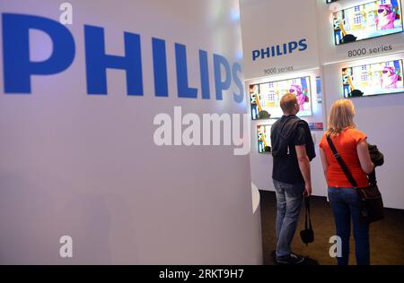 120831 -- BERLIN, 31 août 2012 Xinhua -- visite des gens au pavillon Philips à l'IFA Consumer Electronics Fair à Berlin, Allemagne, le 31 août 2012. Ce salon leader mondial de l électronique grand public et des appareils électroménagers ouvrira ses portes au public du 31 août au 5 septembre dans la capitale allemande. Xinhua/Ma Ning ALLEMAGNE-BERLIN-IFA SALON DE L'ÉLECTRONIQUE GRAND PUBLIC PUBLICATIONxNOTxINxCHN Banque D'Images