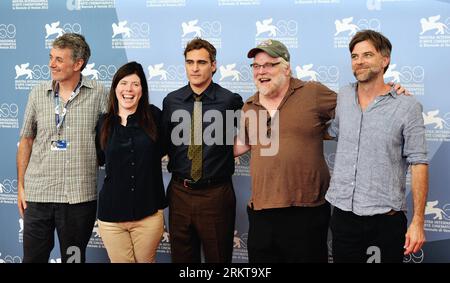 120901 -- VENICE, Sept. 1, 2012 Xinhua -- Paul Thomas Anderson, Philip Seymour Hoffman, Joaquin Phoenix - photocall of The Master at the 69th Venice International Film Festival in Venice, Italy, Sept. 1, 2012. PUBLICATIONxNOTxINxCHN Stock Photo