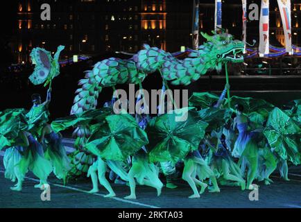 Bildnummer : 58416194 Datum : 01.09.2012 Copyright : imago/Xinhua MOSCOU, 2012 (Xinhua) -- les membres d'une équipe du comté de Changxing, province du Zhejiang de l'est de la Chine, exécutent une danse du dragon pendant le Festival international de musique militaire sur la place Rouge à Moscou, le 1 septembre 2012. Des groupes militaires de différents pays participent au tatouage annuel. (Xinhua/Pavel) (lr) RUSSIE-MOSCOU-INTERNATIONAL MILITARY MUSIC FESTIVAL PUBLICATIONxNOTxINxCHN Gesellschaft Militär Musik Militärmusik Musikfestival Militärmusikfestival xas x0x premiumd 2012 quer 58416194 Date 01 09 2012 Copyright Imago XINH Banque D'Images