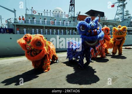 Bildnummer : 58422601 Datum : 03.09.2012 Copyright : imago/Xinhua (120903) -- SURABAYA, 3 septembre 2012 (Xinhua) -- une danse du lion est exécutée pour accueillir l'arrivée du navire d'entraînement Zhenghe de la marine chinoise au port de Tanjung Perak à Surabaya, Indonésie, le 3 septembre 2012. Le navire Zhenghe , qui porte le nom d'un célèbre explorateur maritime chinois qui a navigué outre-mer il y a environ 600 ans, a un itinéraire prévu de plus de 30 000 milles marins, et devrait effectuer des escales dans 11 pays et des visites de travail dans trois pays au cours de son voyage mondial.(Xinhua/Agung Kuncahya B.) (bxq) INDONESIA-SURA Banque D'Images