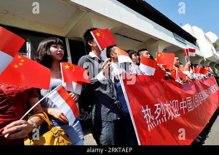 Bildnummer : 58422599 Datum : 03.09.2012 Copyright : imago/Xinhua (120903) -- SURABAYA, 3 septembre 2012 (Xinhua) -- des drapeaux pour saluer l'arrivée du navire d'entraînement Zhenghe de la marine chinoise au port de Tanjung Perak à Surabaya, Indonésie, 3 septembre 2012. Le navire Zhenghe , qui porte le nom d'un célèbre explorateur maritime chinois qui a navigué outre-mer il y a environ 600 ans, a un itinéraire prévu de plus de 30 000 milles marins, et devrait effectuer des escales dans 11 pays et des visites de travail dans trois pays au cours de son voyage mondial. (Xinhua/Agung Kuncahya B.) (bxq) INDONÉSIE-SURABAYA-CHINOIS Banque D'Images