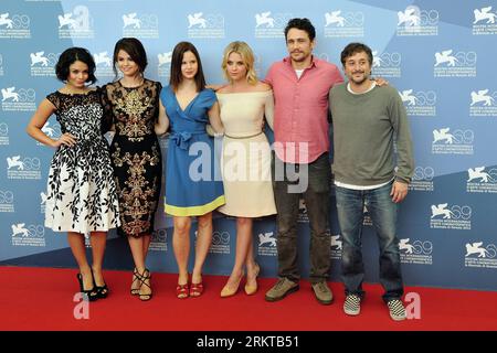 Bildnummer : 58433904 Datum : 05.09.2012 Copyright : imago/Xinhua (120905) -- VENISE, 5 septembre 2012 (Xinhua) -- Vanessa Hudgens, Selena Gomez, Rachel Korine, Ashley Benson, James Franco et la réalisatrice Harmony Korine (de gauche à droite) posent au photocall du film Spring Breakers au 69e Festival international du film de Venise à Venise, Italie, le 5 septembre 2012. (Xinhua/Wang Qingqin) (zjl) ITALIE-VENISE-FILM FESTIVAL- SPRING BREAKERS PUBLICATIONxNOTxINxCHN Kultur Entertainment People film 69. Internationale Filmfestspiele Venedig Photocall premiumd x0x xmb 2012 quer Aufmacher 5843390 Banque D'Images