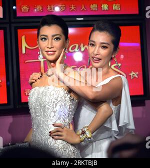 Bildnummer : 58438061 Datum : 06.09.2012 Copyright : imago/Xinhua (120906) -- HONG KONG, 6 septembre 2012 (Xinhua) -- l'actrice chinoise Li Bingbing pose avec sa figure de cire au musée Madame Tussauds à Hong Kong, dans le sud de la Chine, le 6 septembre 2012. Li a assisté à la cérémonie de dévoilement de la figure de cire ici mardi. Elle a également l'autre figure de cire exposée au Madame Tussauds à Shanghai. (Xinhua/Chen Xiaowei) (hdt) CHINA-HONG KONG-LI BINGBING-WAX FIGURINE (CN) PUBLICATIONxNOTxINxCHN Entertainment People film Wachsfigur Wachsfigurenkabinett x0x xtc 2012 quadrat 58438061 Date 06 09 2012 Copyr Banque D'Images