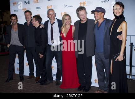 Bildnummer : 58446008 Date de référence : 07.09.2012 Copyright : imago/Xinhua TORONTO, 7 septembre 2012 - (G-D) acteur Colin Farrell, producteur Graham Broadbent, acteur Sam Rockwell, réalisateur Martin McDonagh, et l'actrice Abbie Cornish, les acteurs Christopher Walken, Woody Harrelson et l'actrice Olga Kurylenko posent pour des photos avant la projection du film sept psychopathes au Ryerson Theatre lors du 37e Festival international du film de Toronto à Toronto, Canada, le 7 septembre 2012. (Xinhua/Zou Zheng) CANADA-TORONTO-37E FESTIVAL INTERNATIONAL DU FILM-SEPT PSYCHOPATHES PUBLICATIONxNOTxINxCHN Entertainment 37. International Banque D'Images