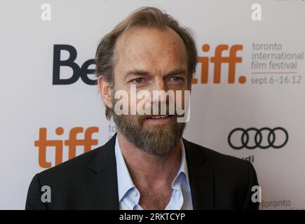 Bildnummer : 58448189 Datum : 08.09.2012 Copyright : imago/Xinhua (120909) -- TORONTO, le 9 septembre 2012 -- l'acteur Hugo Weaving pose pour des photos avant la projection du film Cloud Atlas au Princess of Wales Theatre lors du 37e Festival international du film de Toronto, Canada, le 8 septembre 2012. (Xinhua/Zou Zheng) (lyx) PUBLICATIONxNOTxINxCHN Kultur Entertainment People film Filmfestival xas x0x Porträt Wolkenatlas 2012 quer premiumd 58448189 Date 08 09 2012 Copyright Imago XINHUA Toronto sept 9 2012 l'acteur Hugo Weaving pose pour des photos avant la projection du film Cloud Atlas Banque D'Images