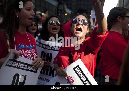 Bildnummer : 58455228 Datum : 10.09.2012 Copyright : imago/Xinhua (120910) -- CHICAGO, 10 septembre 2012 (Xinhua) -- des manifestants brandissent des pancartes et crient des slogans alors qu'ils défilent dans les rues de Chicago, États-Unis, 10 septembre 2012. Environ 26 000 enseignants des écoles publiques et leurs partisans sont descendus dans la rue lundi, alors que des milliers d’enseignants quittaient leur emploi après que le Chicago Teachers Union n’ait pas réussi à conclure un accord avec la ville sur la rémunération, les avantages sociaux et la sécurité de l’emploi. (Xinhua/Brent Lewis) US-CHICAGO-PUBLIC TEACHERS-STRIKE PUBLICATIONxNOTxINxCHN Gesellschaft Politik USA Demo Banque D'Images