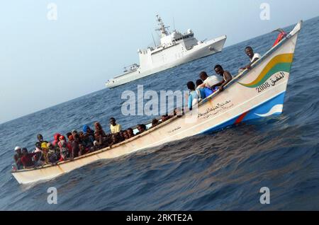 Bildnummer : 58456753 Datum : 10.09.2012 Copyright : imago/Xinhua (120911) -- GOLFE D'ADEN, 11 septembre 2012 (Xinhua) -- les 68 dérivants dans un petit bateau sont secourus par des membres d'équipage du navire espagnol Armada Relampago , dans le golfe d'Aden, dans l'océan Indien, le 10 septembre 2012. Le Relampago participe à l'opération Atalanta de l'Union européenne contre la piraterie dans les eaux voisines de la Somalie depuis le 17 août 2012. (Xinhua/AGENCIAPUNTOPRESS)(ctt) OCÉAN INDIEN-GOLFE D'ADEN-MILITARY-RESCUE PUBLICATIONxNOTxINxCHN Gesellschaft Immigranten Flüchtlinge Afrika Afrikaner Migranten Immigration Nigration Rettu Banque D'Images