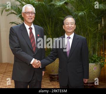 Bildnummer: 58456826  Datum: 11.09.2012  Copyright: imago/Xinhua (120911) -- TIANJIN, Sept. 11, 2012 (Xinhua) -- Chinese Premier Wen Jiabao (R) meets with Singaporean Emeritus Senior Minister Goh Chok Tong in Tianjin, north China, Sept. 11, 2012. Goh is here to attend the Annual Meeting of the New Champions 2012. (Xinhua/Huang Jingwen) (ry) CHINA-TIANJIN-WEN JIABAO-SINGAPORE-MEETING (CN) PUBLICATIONxNOTxINxCHN Politik People Wirtschaft Politik Weltwirtschaftsforum Wirtschaftsforum x0x xtc 2012 quadrat premiumd      58456826 Date 11 09 2012 Copyright Imago XINHUA  Tianjin Sept 11 2012 XINHUA Ch Stock Photo