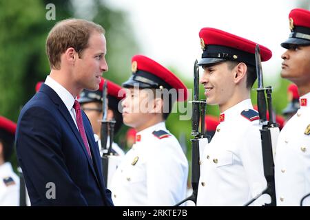 Bildnummer : 58457203 Datum : 11.09.2012 Copyright : imago/Xinhua (120911) -- SINGAPOUR, 11 septembre 2012 (Xinhua) -- le Prince William (L) inspecte la garde d'honneur des Forces armées de Singapour lors de la cérémonie de bienvenue qui s'est tenue à l'Istana à Singapour, le 11 septembre 2012. Divertissement personnes Adel xas x1x premiumd 2012 quer o0 Royaume-Uni Angleterre 58457203 Date 11 09 2012 Copyright Imago XINHUA Singapour sept 11 2012 XINHUA Grande-Bretagne S Prince William inspecter la Garde d'honneur des forces armées de Singapour au cours de la cérémonie de bienvenue héros À l'Istana à Singapour sept 11 2012 célébrités de divertissement Banque D'Images