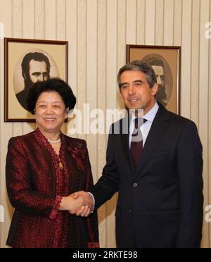 Bildnummer : 58457256 Datum : 11.09.2012 Copyright : imago/Xinhua (120911) -- SOFIA, 11 septembre 2012 (Xinhua) -- Chen Zhili (G), vice-présidente du Comité permanent du Congrès populaire national de Chine, serre la main du président bulgare Rosen Plevneliev, lors de leur rencontre à Sofia, Bulgarie, le 11 septembre 2012. (Xinhua/Liu Zai) (nxl) BULGARIE-SOFIA-CHINE-CHEN ZHILI-PLEVNELIEV-RÉUNION PUBLICATIONXNOTXINXCHN Politik people xas x0x 2012 quadrat 58457256 Date 11 09 2012 Copyright Imago XINHUA Sofia sept 11 2012 XINHUA Chen Zhili l Vice-présidente du Comité Thing de Chine S. Banque D'Images