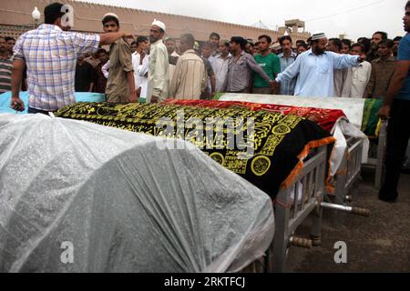 (120913) -- KARACHI, 13 septembre 2012 (Xinhua) -- des personnes assistent à une cérémonie funéraire des victimes d'un incendie d'usine à Karachi, dans la province pakistanaise du Sindh, le 13 septembre 2012. Un total de 289 personnes ont été confirmées mortes et 249 autres ont été blessées dans l incendie de l usine de Karachi qui a éclaté mardi soir, a déclaré mercredi le gouverneur de la province pakistanaise du Sindh Ishrat ul Ebad. (Xinhua) (nxl) PAKISTAN-KARACHI-FIRE-FUNERAL PUBLICATIONxNOTxINxCHN Banque D'Images